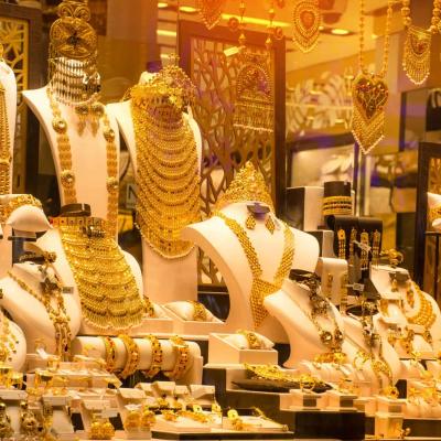 Gold Prices Soar on Global Uncertainty and Weakening Dollar
